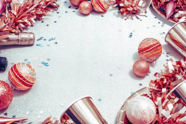 Altın kırmızısı, mutlu noeller, ışıldayan şarap şişeleri ve parlak gözlüklerle süslenmiş yeni yıl süslemeleri, fotokopi alanı ile seçici bir odak noktası. Parti daveti ya da kart konsepti