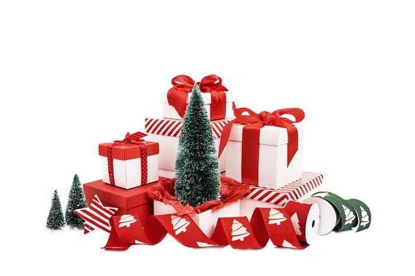 Uppsättning Blandade Röda Och Vita Presentförpackningar Hög Med Julgranar Isolerad — Stockfoto