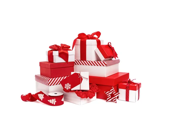 Uppsättning Flera Röda Och Vita Presentförpackningar Med Band Isolerad Vit — Stockfoto