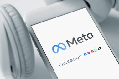 Minsk, Belarus - 29 Ekim 2021 Sosyal Ağ uygulamaları akıllı telefondan. Kulaklıkla. Meta Birleştirici Instagram Facebook WhatsApp ve diğer sosyal medya simgeleri