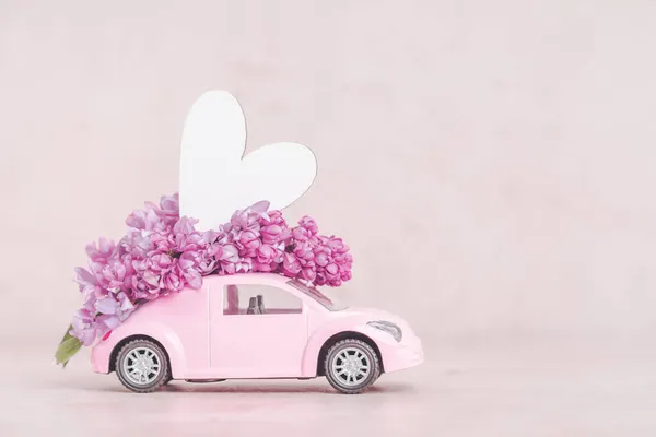 Πασχαλινά Λουλούδια Στην Κορυφή Του Ρετρό Ροζ Αυτοκινήτου Καρδιά Χώρος — Φωτογραφία Αρχείου