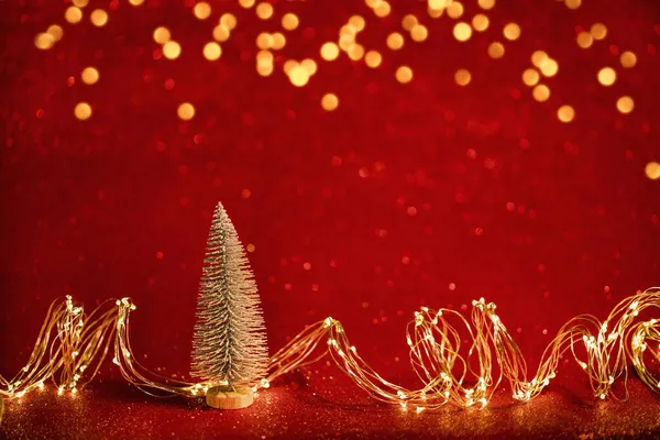 Árbol Navidad Luces Navidad Oro Alambre Fondo Festivo Rojo Copiar — Foto de Stock