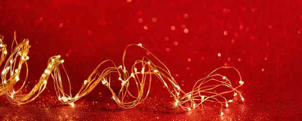 Fondo Navidad Twisted Luces Navidad Oro Alambre Sobre Fondo Rojo — Foto de Stock