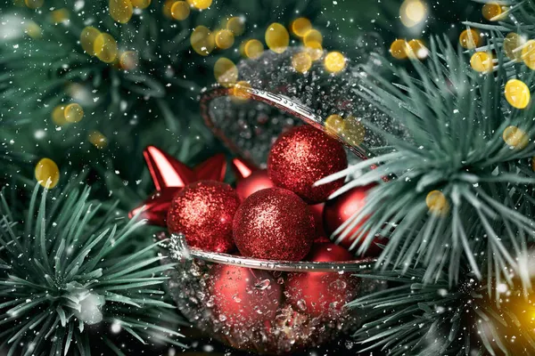 Weihnachtsbaumgirlanden Mit Mehreren Roten Kugeln Vollständiger Rahmen Frohe Weihnachten Und — Stockfoto