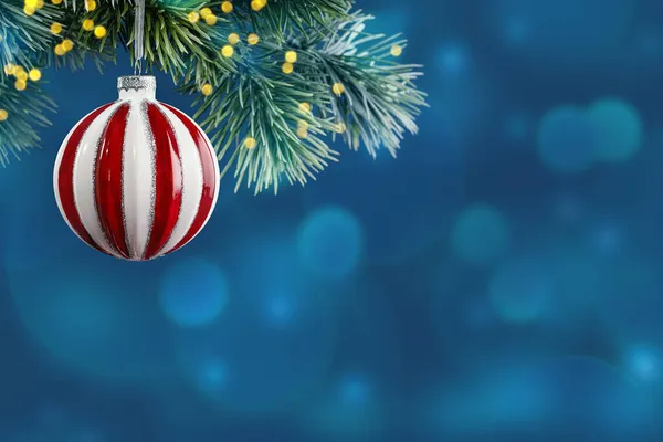 Hiasan Natal Gelas Putih Dan Merah Berkilau Cabang Pohon Natal — Stok Foto