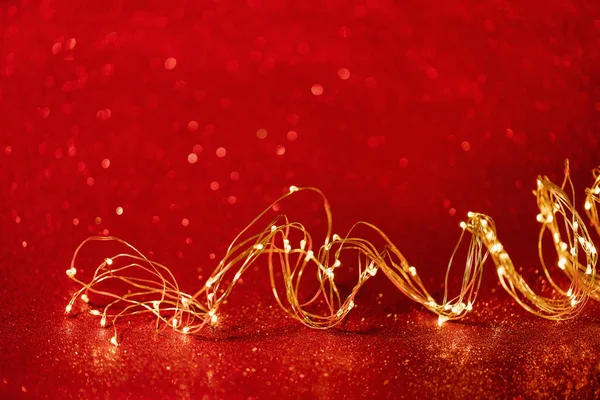 Fondo Navidad Twisted Luces Navidad Oro Alambre Sobre Fondo Rojo — Foto de Stock