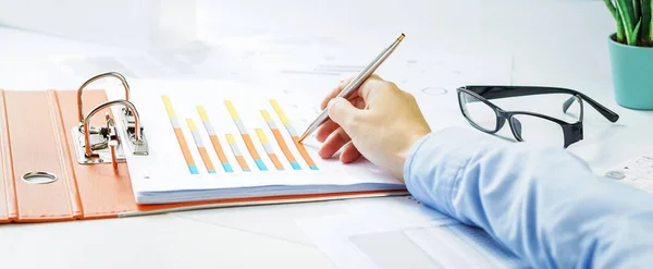 Фінанси Бізнес Концепція Рука Вказує Статистичну Діаграму Калькулятор Фінансових Графах — стокове фото