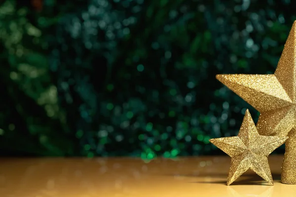 Adornos Navideños Estrellas Doradas Significan Árbol Navidad Fondo Bokeh Feliz — Foto de Stock
