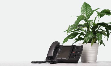 Modern ofisteki masada VoIP kulaklık monitörü var. Haberleşme.