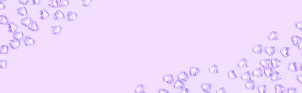 情人节的背景是紫色的 许多玻璃心平躺在地上 爱情或结婚的概念 — 图库照片