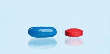 Mavi masada iki tablet ya da hap. İlaç ve eczane