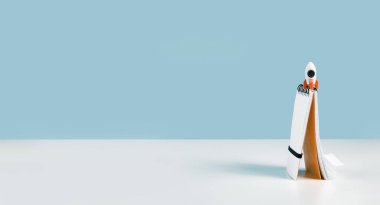 İş ya da eğitim büyüme kavramı sancak wiyh roket ve not defteri