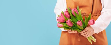 Kadın ya da çiçekçi elinde bir demet kırmızı lale tutuyor.