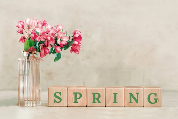 Розовые весенние цветы в крошечной хрустальной вазе — стоковое фото