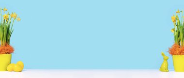 Bahar çiçekleri ve Paskalya yumurtaları. Mutlu Paskalyalar