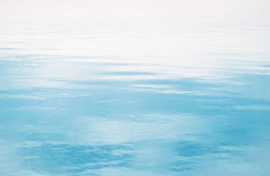 Mavi rahatlatıcı deniz ya da okyanus su yüzeyi arka planı