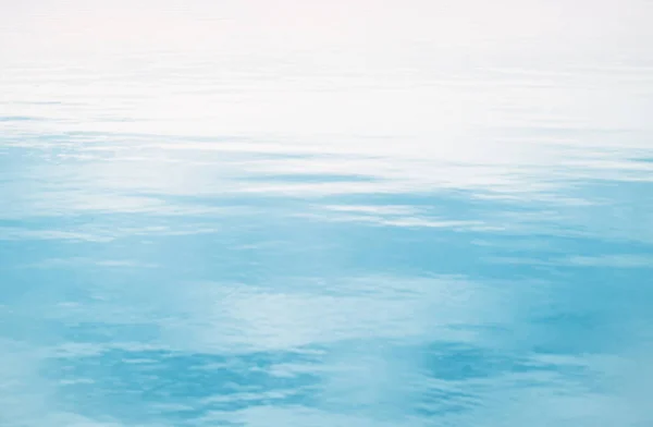 Blu rilassante mare o oceano superficie dell'acqua sfondo — Foto Stock
