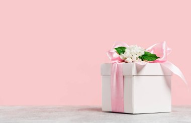 Hediye kutusu ve çiçekli pembe bayram afişi