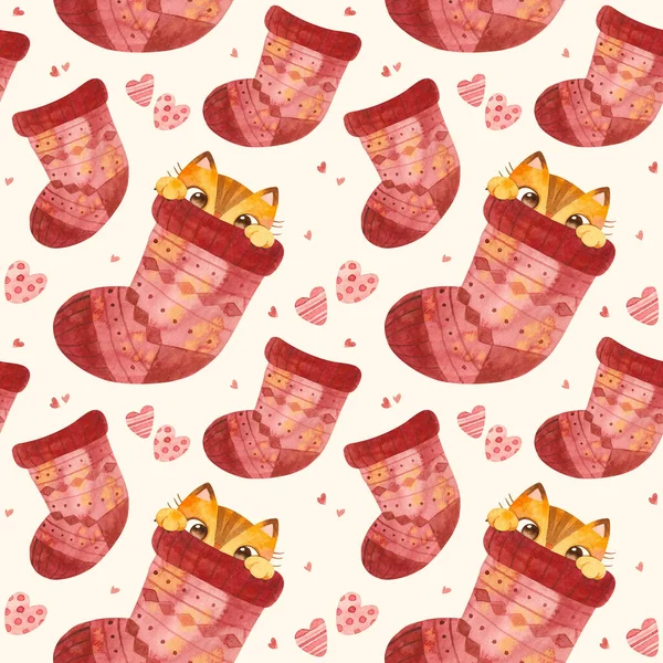 ウールの靴下にかわいい猫が隠れているシームレスなパターン 愛らしい遊び心のある子猫クリスマスキャラクター ベージュ地に水彩画のイラスト — ストック写真