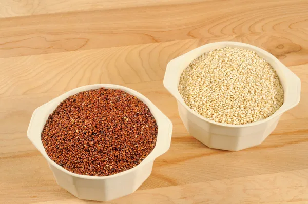 Red and white quinoa — Stock Photo, Image