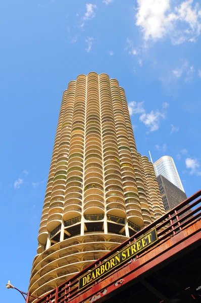 Torre e ponte do apartamento — Fotografia de Stock
