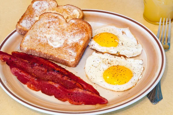 Sahanda yumurta kahvaltı — Stok fotoğraf
