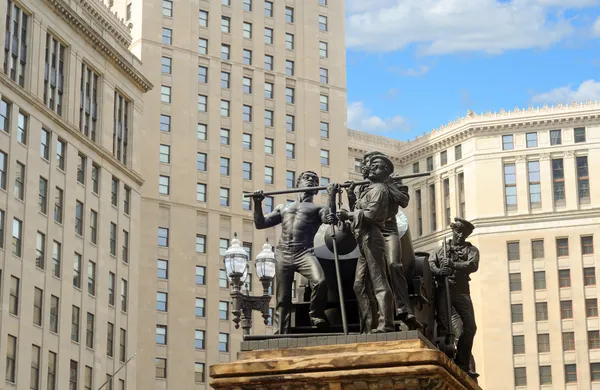 Tower and statuary — Stock Photo, Image