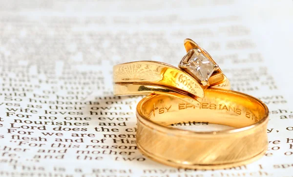 Bible & wedding rings — Stock Photo, Image