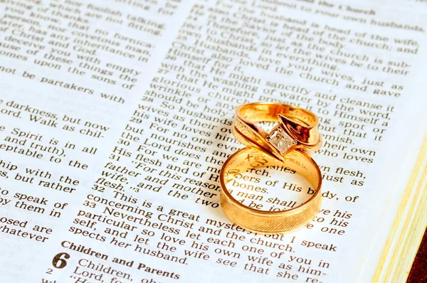 Wedding rings on Bible — Stock Photo, Image