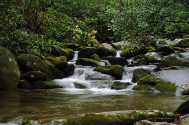 kayalar üzerinde akışı