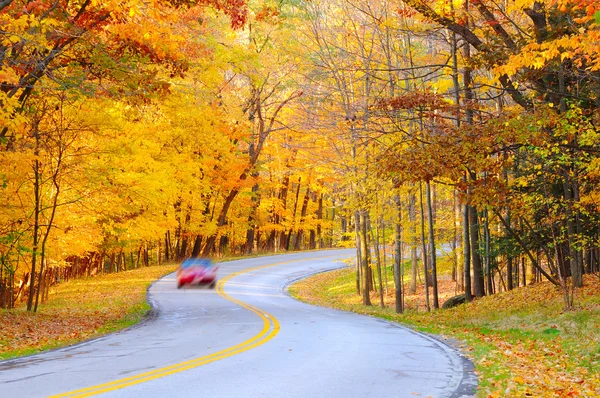 Autumn curve with car — Stock Photo, Image