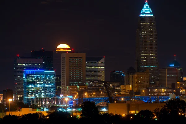 Sorgere della luna dietro Cleveland — Foto Stock