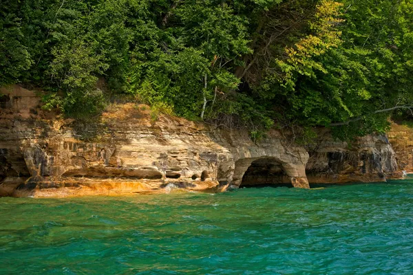 Vågformade Grottor Och Stenvalv Vid Foten Klipporna Grand Island Michigan — Stockfoto