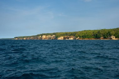 Michigan, Superior Gölü 'ndeki National Lakeshore Kayaları' nın uzak bir görüntüsü.