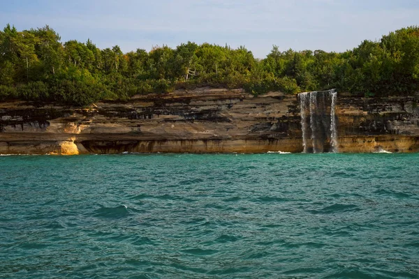 在密歇根州图片岩国家湖滨喷出的瀑布坠入苏必利尔湖 — 图库照片