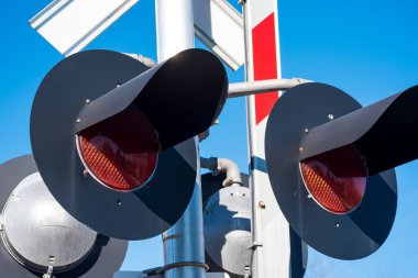 Demiryolu uyarı sinyaline yakın ve açık mavi gökyüzüne karşı bir kapı.