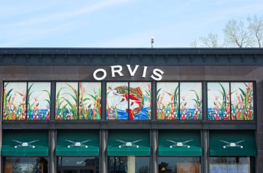 30 Nisan 2022 'de Cleveland yakınlarındaki Eton Center' da Orivlerin ön cephesi; Orvis zinciri açık hava kıyafetleri, sinek avcılığı ve kamp malzemeleri konusunda uzmanlaşmıştır.. 