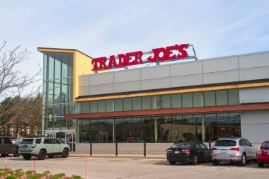 30 Nisan 2022: Cleveland 'ın doğusundaki Eton Center' da bir alışveriş merkezi olan Trader Joe 's mağazası, bir standalone mağazası..