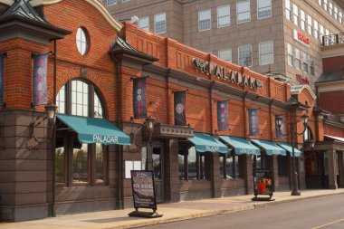 30 Nisan 2022: Paladar Latin Mutfağı ve Rum Bar 'ın ön cephesi, Eton Center' da bir Latin Amerika restoranı, Cleveland 'ın doğusunda lüks bir alışveriş alanı..