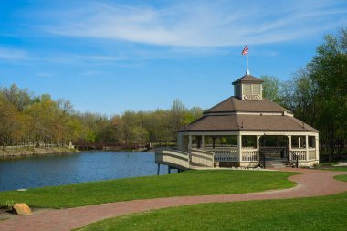 BEREA, OH, ABD - 9 Mayıs 2022: Coe Lake Park 'taki Stanley J. Trupow Çardağı Coe Gölü' nün su kıyısında, Cleveland 'ın bu pitoresk güneybatı banliyösünün kalbinde duruyor..