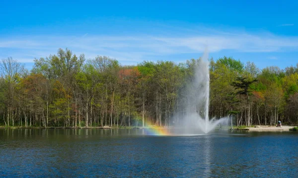 Fontanna Odrzutowiec Wynikającą Tęczą Coe Lake Berea Ohio Słoneczny Wiosenny — Zdjęcie stockowe