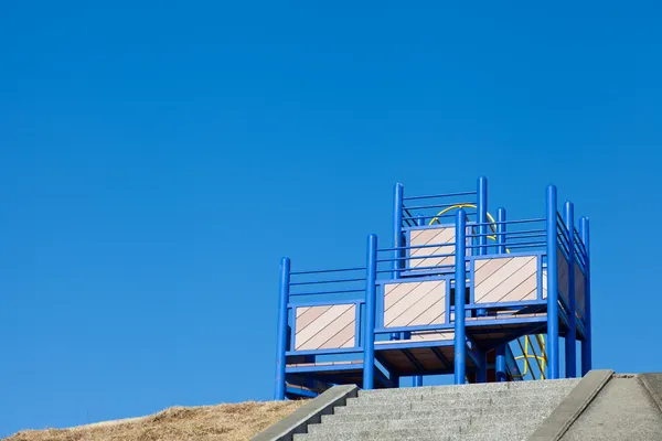 Équipement de terrain de jeux du parc pour enfants et ciel bleu — Photo