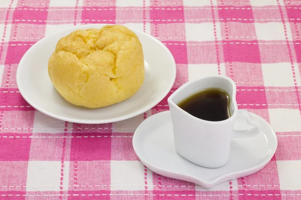 Coffee and a cream puff — Stock Photo, Image