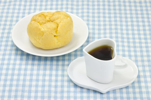 Coffee and a cream puff — Stock Photo, Image