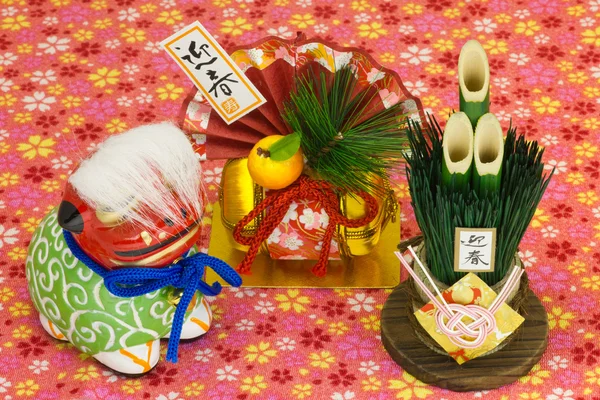 Ornamenten voor het decoreren van het nieuwe jaar in japan — Stockfoto