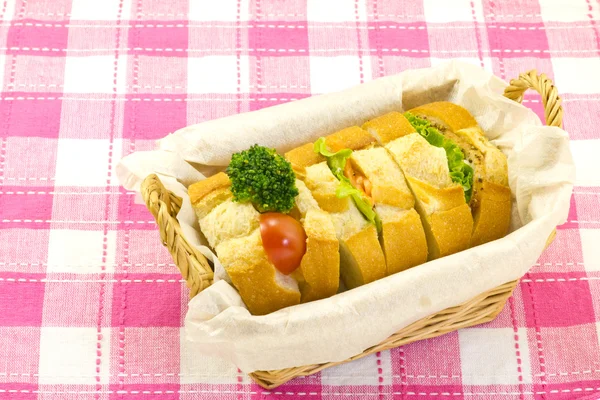 A kosárban szendvics — Stock Fotó