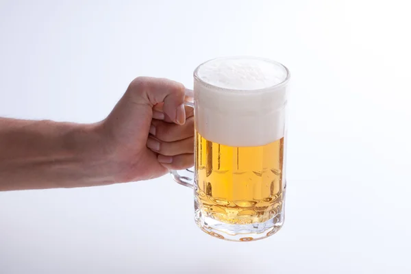 Μπύρα μεταγγίζεται σε μια κανάτα — Φωτογραφία Αρχείου