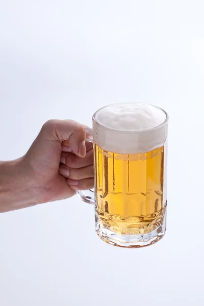 Bier gegoten in een kruik — Stockfoto