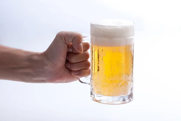 Пиво вливають у чашку — стокове фото