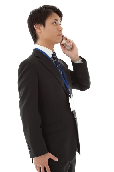 Jeune homme d'affaires parle sur un téléphone portable — Photo